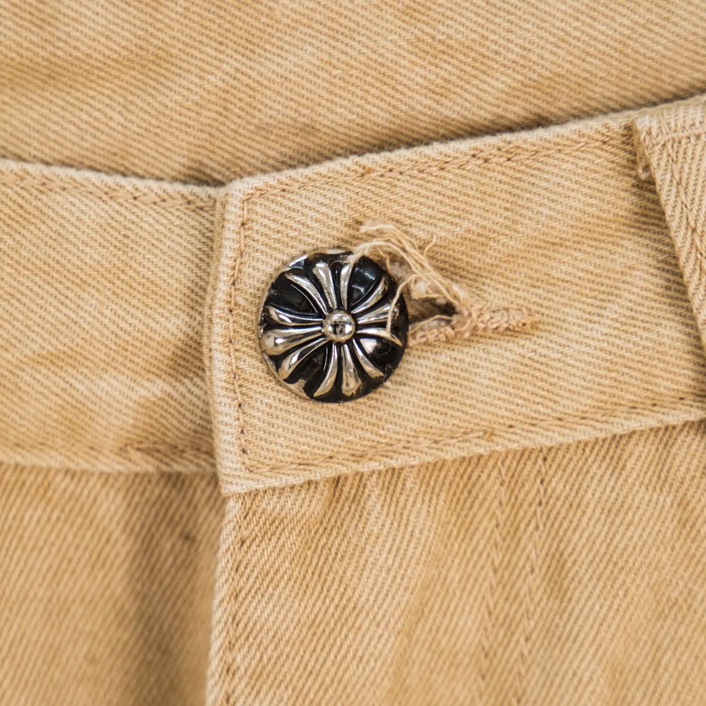 P240 Chrome Hearts 2025 New Light Blue Cross Leather Label Couple Washed Jeans This season’s hot item is sought after by countless celebrities and fashionistas. The neat details of the cutting process add color to the playful fashion! The neat and meticulous design, and the well-fitting structure is unique. The upper body not only has outstanding recognition, but also looks younger and younger. A style with the ultimate wearing meaning and performance, gorgeous color matching, and the craftsmanship of this style is also extremely extraordinary. After the finished product is washed, it is disassembled and hand-made with sheepskin cross leather and then spliced ​​together to complete. The whole piece has too many craftsmanship to describe. It is decorated with patchwork cross flowers and high-waisted washed jeans! ! Absolutely high-end luxury product, a god-level single product, a super popular product, made with top heavy industry, a magic weapon that cannot be missed. Style number: 1867# Size: 28 30 32 34 Color: khaki blue